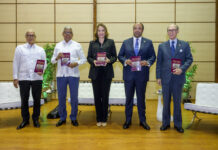 Andrés L. Mateo, Rubén Silié, Milagros Germán, Samuel Pereyra y Frank Moya Pons, al recibir el libro puesto en circulación en la Biblioteca Nacional.