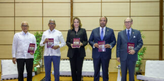 Andrés L. Mateo, Rubén Silié, Milagros Germán, Samuel Pereyra y Frank Moya Pons, al recibir el libro puesto en circulación en la Biblioteca Nacional.