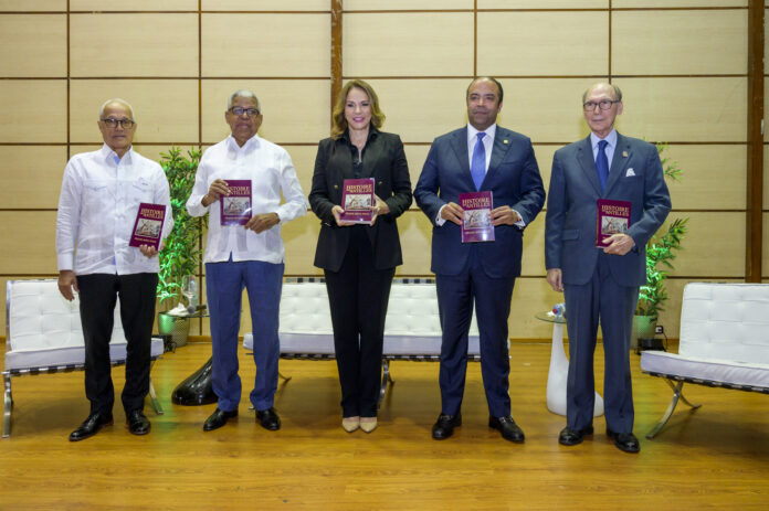 Andrés L. Mateo, Rubén Silié, Milagros Germán, Samuel Pereyra y Frank Moya Pons, al recibir el libro puesto en circulación en la Biblioteca Nacional.