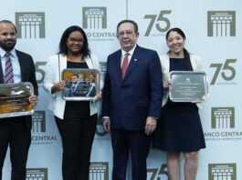 El gobernador Valdez Albizu le entrega el premio a los ganadores del primer lugar: de izquierda a derecha Antonio María Giraldi, Camila Hernández Villamán y Ledys Claribel Feliz Peralta
