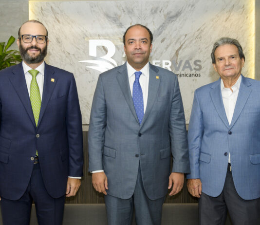 Francisco Elías, subadministrador de Negocios de Banreservas; Samuel Pereyra, administrador general del Banco y Modesto Sánchez, vicepresidente ejecutivo de ARS Reservas.