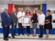 El administrador general del Banco de Reservas, Samuel Pereyra, recibe el reconocimiento como Hijo Distinguido y Meritorio otorgado por la Alcaldía Municipal de Salcedo, de manos de la alcaldesa María Mercedes Ortiz Diloné.