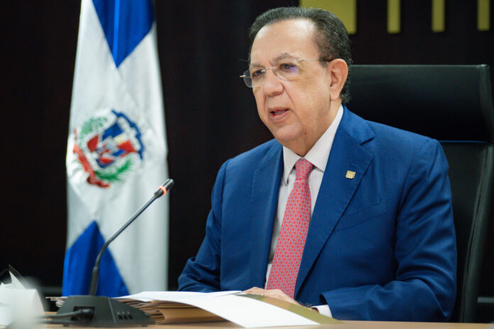 Héctor Valdez Albizu en rueda de prensa