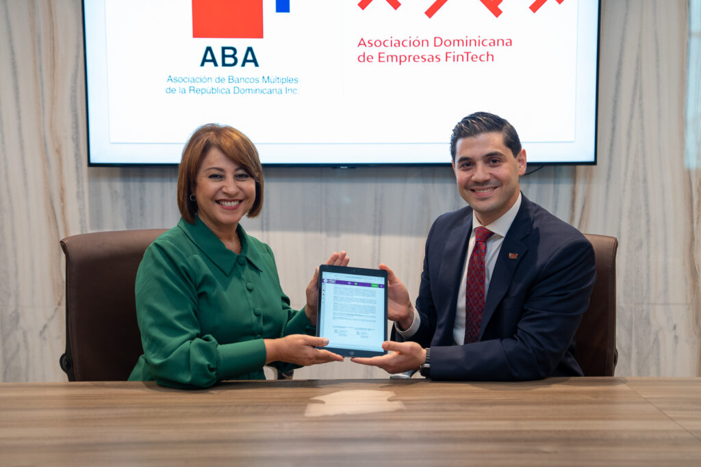Rosanna Ruiz y Samuel Ramiěrez, presidentes de ABA y Adofintech