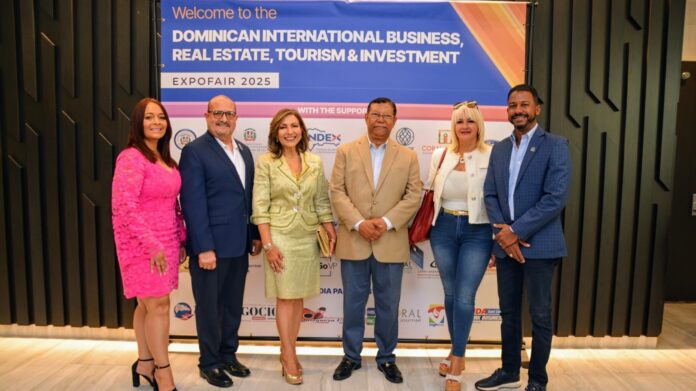 84 Durante la reciente exitosa “ExpoFeria Dominicana de Negocios & Bienes Raíces”, posan desde izq., Tania Rubirosa, gerente, Seguro Nacional de Salud en Miami, Richard Montilla, director, Instituto Dominicanos en el Exterior (Index Miami), Dra. Geanilda Vásquez, Cónsul General de la Republica Dominicana en Miami, Pedro Diaz Ballester, presidente Cámara Dominicana Intl. de Negocios & Turismo, Dra. Soraya Aguasvivas, vicepresidenta, Cámara Dominicana Intl. de Negocios & Turismo, e Ing. Mario J. Bonilla, vicepresidente, Asociación Promotores y Constructores de Viviendas del Cibao (APROCOVICI), celebrada en el AC Hotel Dadeland Mall.