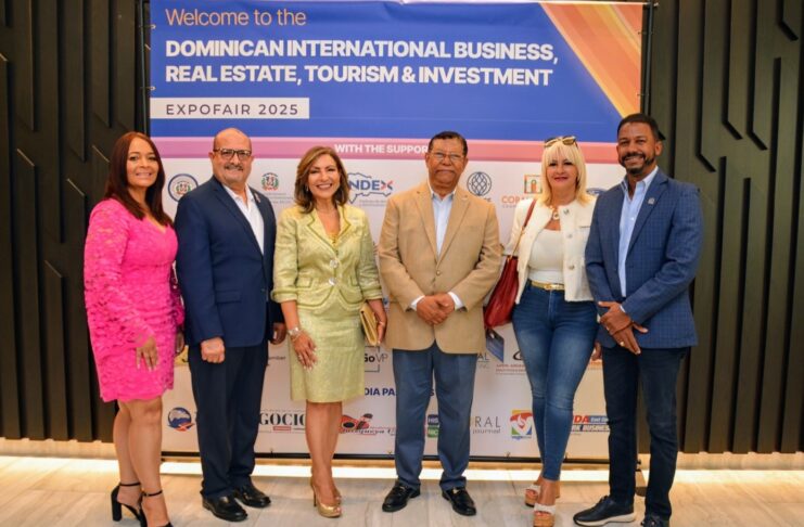Durante la reciente exitosa “ExpoFeria Dominicana de Negocios & Bienes Raíces”, posan desde izq., Tania Rubirosa, gerente, Seguro Nacional de Salud en Miami, Richard Montilla, director, Instituto Dominicanos en el Exterior (Index Miami), Dra. Geanilda Vásquez, Cónsul General de la Republica Dominicana en Miami, Pedro Diaz Ballester, presidente Cámara Dominicana Intl. de Negocios & Turismo, Dra. Soraya Aguasvivas, vicepresidenta, Cámara Dominicana Intl. de Negocios & Turismo, e Ing. Mario J. Bonilla, vicepresidente, Asociación Promotores y Constructores de Viviendas del Cibao (APROCOVICI), celebrada en el AC Hotel Dadeland Mall.